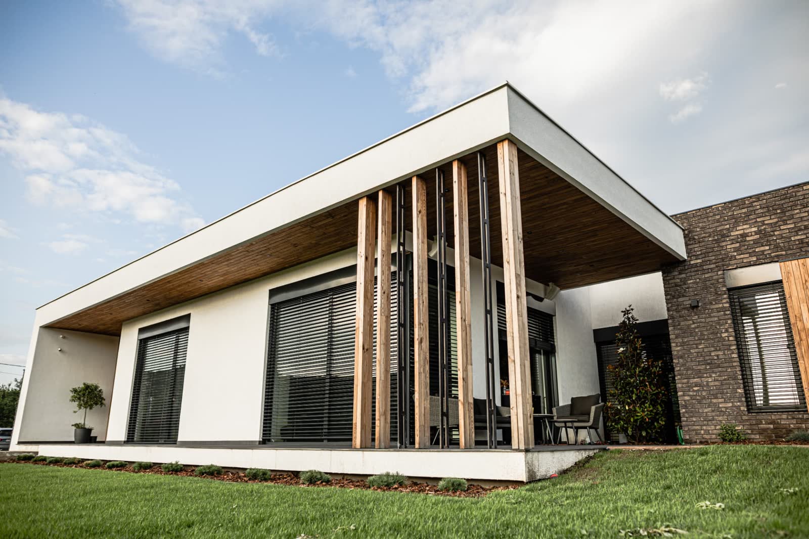 Casă contemporană cu suprafețe vitrate mari și tâmplărie din aluminiu, proiect METGLASS.